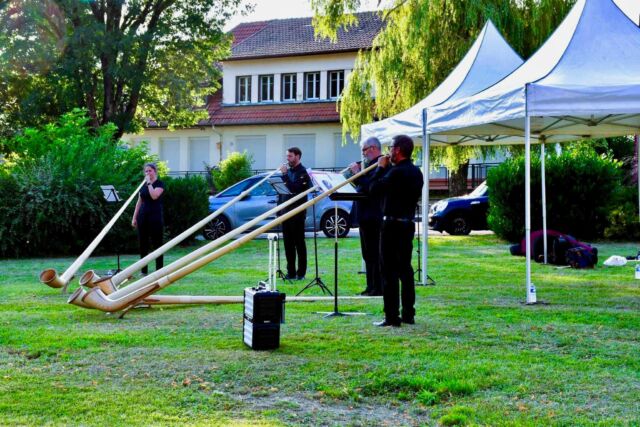 🎷🎺 😊 Dans le cadre d'Eurocuivres #2024, nous sommes très heureux de participer à plusieurs concerts de cor des Alpes:
- avant-hier avec l’Ensemble Voujeau'Cors, 
- ou en quatuor, hier à Roches lès Blamont et ce soir à Sainte-Marie (18h30, salle des associations).

🎶Avec Sandro Faita, Bernard Schirrer, Léa Mercier et Clément Goy.

Un grand merci à Jean Philippe Chavey et toute l’équipe d’Eurocuivres, ainsi qu’au public pour son accueil chaleureux. 🙏🙏🙏

📍Plus d’infos => https://www.eurocuivres.com/festival-2024/

#Eurocuivres #paysdemontbéliard #cordesalpes #alphorn #instrumentmaker #instrumentmaking #boismassif #artisanat #artisanatdart #artisanatdartfrancais #metiersdart #villedelyon #fabriquéàlyon #madeincroixrousse #ébéniste #créateur #resonancebois #régionauvergnerhônealpes 

@eurocuivres 
@voujeau_cors 
@lele.mercier 
@clement.goy 
@jean_philippe_chavey