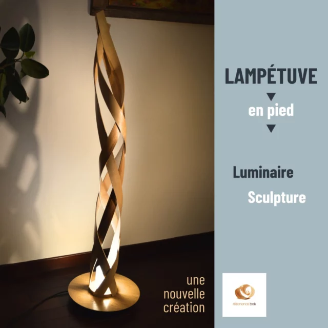 ✨ Dernière création fraîchement sortie de notre atelier, un modèle en pied de la lampe’étuve qui allie élégance et originalité. 
💡Chaque luminaire est une pièce unique, un assemblage savant et harmonieux de fines lamelles de frêne massif🌳, étuvées et cintrées à chaud🔥. Mesurant 160cm de hauteur, cette lampe-sculpture à la forme fuselée diffuse une lumière d’ambiance chaleureuse et crée des effets d’ombre très graphiques sur son environnement. 

📍Dimensions 
✏️ Hauteur : 156 cm
✏️Diamètre du corps de lampe : 16 cm
✏️Poids : 3 kg
✏️Pied : 40 cm de diamètre en chêne massif vernis

#luminaire #sculpture #pieceunique #boismassif #frênemassif #intérieurbois #artisanat #artisanatdart #artisanatfrançais #metiersdart #ateliersdartdefrance #villedelyon #fabriquéàlyon #madeincroixrousse #ébéniste #créateur #resonancebois #circuitcourtlocal #régionauvergnerhônealpes #cmalyonrhone