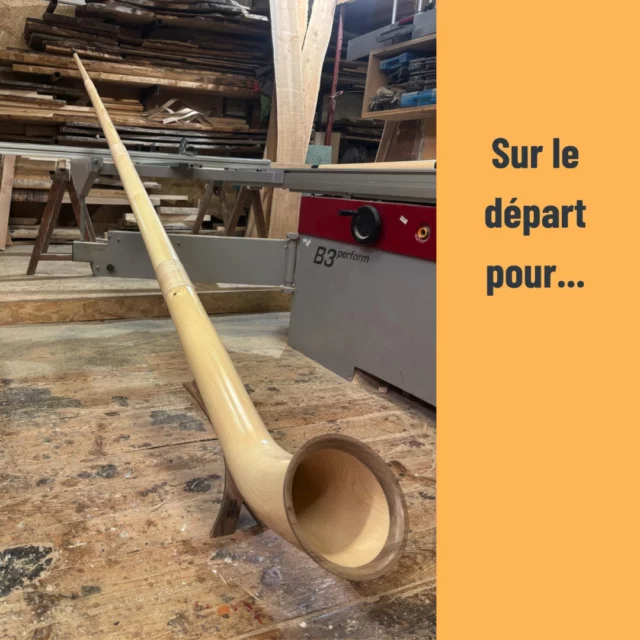✨Un de nos cors des Alpes, commandé par un grand musicien canadien 🎶, s’apprête à s’envoler ✈️ vers le Québec 🇨🇦dans une belle caisse faite maison😎, en bois bien sûr !
#cordesalpes #alphorn #canada #quebec #instrumentdemusiqueenbois #facteurdinstrument #boismassif #epicea #imaitreartisandart #artisanatdart #artisanatfrançais #metiersdart #villedelyon #fabriquéàlyon #madeincroixrousse #resonancebois #régionauvergnerhônealpes #cmalyonrhone