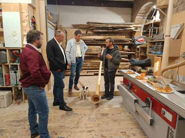 📍Vendredi 21 mars dernier, suite au titre de Maître Artisan d'Art qui nous a récemment été attribué, nous avons eu le plaisir d'accueillir dans notre atelier Christophe Bernollin, président de la CMA Lyon-Rhône, Natalie Gay, sa conseillère, Jacques Descours, élu CMA et Matthieu Arrondeau, adjoint en charge de l'économie à la mairie du 4e arrondissement de Lyon. 

🙂Toujours heureux et fiers de présenter notre double activité et de partager notre passion du bois et de la musique🎶. 

@cma_auvergnerhonealpes 

#maitreartisandart #artisandart #atelierdartdefrance #fabriquéàlyon #cordesalpes #alphorn #cor #frenchhorn #instrumentmaker #ébéniste #mobiliersurmesure #mobilierdesign #boismassif #artisanatdartfrancais #resonancebois #villedelyon #madeincroixrousse #metropoledelyon #régionauvergnerhônealpes #cmalyon