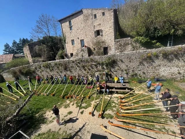 C'est parti pour l'édition 2025 du stage de cor des Alpes de Chalencon en Ardèche ! Encore plus nombreux que l'an passé et le soleil est avec nous !
Avec @alexandrejous et @sombreteric 

#alphorn #cordesalpes #grandensemble #chalencon #ardèche
