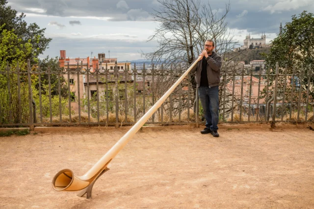 ✨Un grand merci 🙏 à la journaliste Anna Richards et la photographe Michelle Tucci qui ont fait ce bel article sur notre activité de facture instrumentale pour le @craftsmanshipmag ✨

Tout en English ! 🇬🇧🤓
A lire en ligne 
👉 https://craftsmanship.substack.com/p/a-man-on-an-unusual-mission-bringing?utm_campaign=post&utm_medium=web&triedRedirect=true

Ou sur notre site internet- page d'accueil - agenda 
👉 Lien dans la bio

#cordesalpes #alphorn #instrumentmaker #craftsmanship #boismassif #artisanatdartfrancais #maitreartisandart #villedelyon #fabriquéàlyon #madeincroixrousse #ébéniste #resonancebois #metropoledelyon #régionauvergnerhônealpes