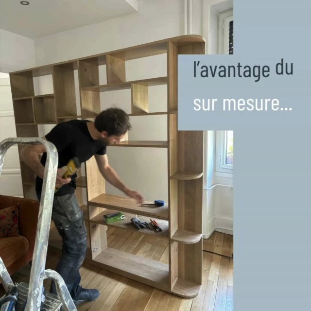 👉Ebénisterie I Nouvelle réalisation résonance bois : une petite bibliothèque sur mesure en chêne massif de Bourgogne🌳
Comme toujours, nous avons accompagné nos clients à chaque étape de cette réalisation: 
📍visite sur place et réalisation de plans après discussion sur leurs besoins et envies,
📍conseils et propositions (côté droit avec un fond plein qui dissimule des tuyaux disgracieux et des petits rayons arrondis pour l’esthétique, choix des essences de bois et des teintes)
📍enfin, pose de l’ensemble, pour un résultat qui s’intègre parfaitement à la pièce et qui met en valeur la beauté du chêne massif.

#ébénisterie #bibliotheque #mobiliersurmesure #boismassif #chênemassif #extérieurbois #artisanat #artisanatdart #artisanatfrançais #metiersdart #villedelyon #fabriquéàlyon #madeincroixrousse #ébéniste #créateur #resonancebois #circuitcourtlocal #régionauvergnerhônealpes #cmalyonrhone