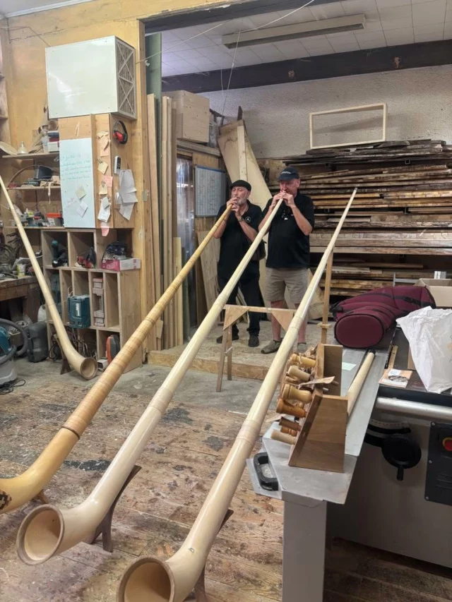 Ravis de la visite inattendue de @alphorninstitute , Brian, Robert et Tony 🇺🇸 qui sont passés à l'atelier mercredi, en chemin pour Nendaz🇨🇭, pour découvrir nos beaux instruments. 

Glad to have had the pleasure to meet Brian, Robert and Tony, of @alphorninstitute 🇺🇸 who came to visit our workshop on Wednesday, to discover our beautiful instruments on their way to Nendaz🇨🇭.

#alphorn #cordesalpes #alphorninstitute #Saltlakecity #fabriquéàlyon #ateliersdartdefrance #maitreartisandart