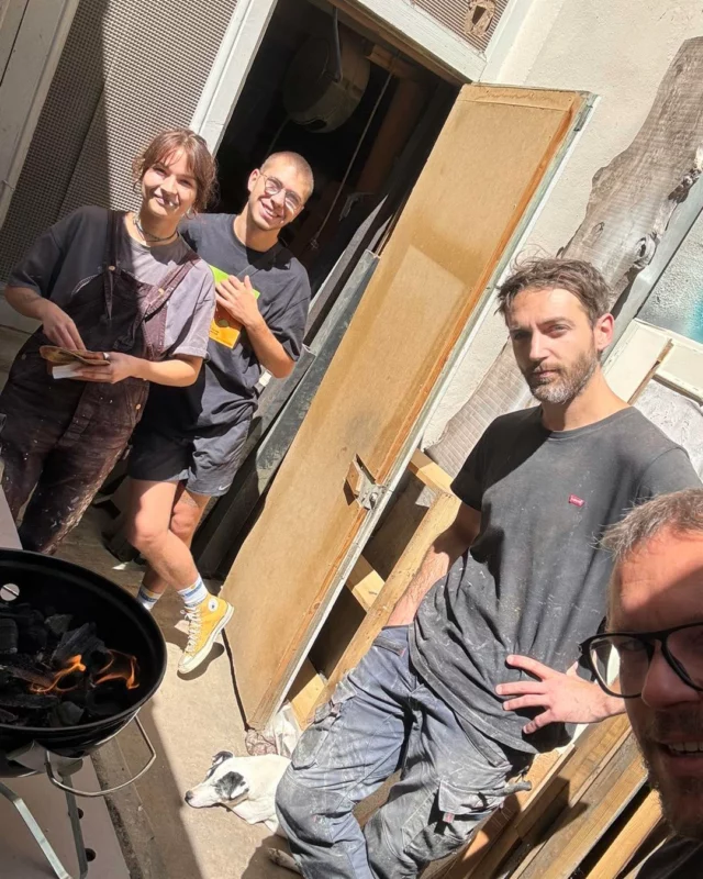 Enfin les vacances pour Résonance Bois ☺️
Petit barbecue de fin d’année avec nos supers apprentis!… Lucas qui nous quitte après deux ans passés à nos côtés et Marjolaine qui sera encore avec nous l’an prochain…
Bon été à tous ☀️