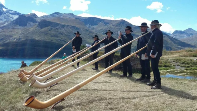 Encore une belle opportunité de faire sonner nos cors des Alpes pour cet fin d’été musical😊.
La fête des Alpes Franco-Italienne du Val-Cénis. Merci à Christine, Richard, Geoffrey, JC et Pierre pour ces bons moments 🙏🏻. Et content de retrouver mes amis de la distillerie l’eau folle 😜.