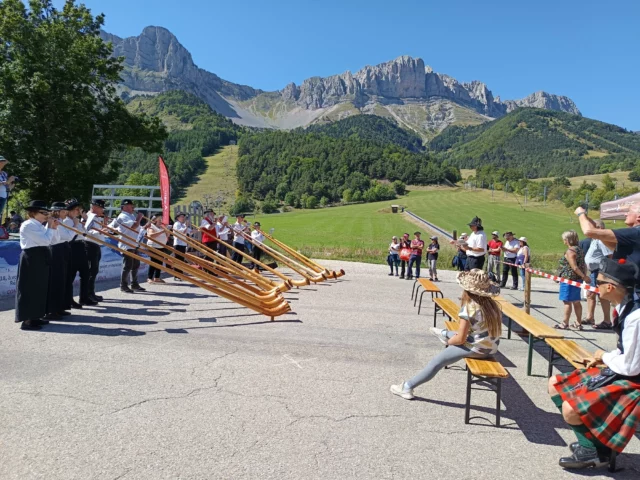 Et pour finir, concerts à la station:
- de cor d'harmonie avec Eric Sombret, Silvain Koelsch et Hervé Moinard, 
- et de cors des Alpes avec des représentants des ensembles de Gresse en Vercors, Chambéry, Grenoble, Brignais et autres ☀️