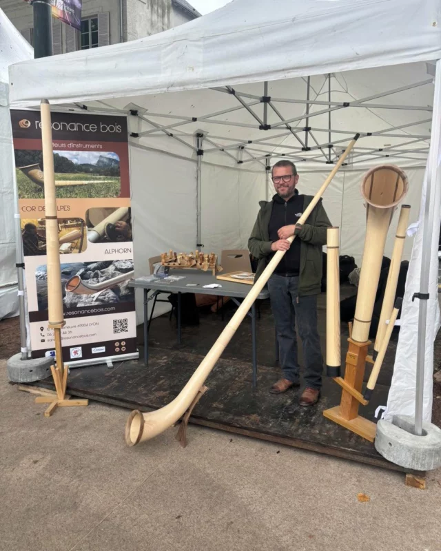 Encore une magnifique semaine à faire vibrer et briller nos beaux cors des Alpes!… concerts, cours et expositions.
Merci à David Harnois instigateur de cette belle initiative, à ses élèves pour leur émerveillement communicatif et à mes excellents collègues Alexandre Jous, Olivier Brisville et Michel Ragonnet pour tous nos concerts dans ce bel écrin qu’est le festival de Loire. 
alexandrejous, dav.harnois, Olivier Brisville, festivaldeloire, David Harnois, Alexandre Jous, Festival de Loire - ORLEANS.