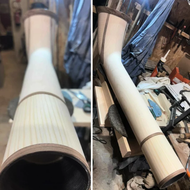 ✨Nouvelle technique « maison », suite : pour remplacer le rotin filé que nous utilisions pour habiller les douilles en fibre de carbone, nous avons opté pour un placage de moins d’1mm d’épaisseur 🤏, en bois d’épicéa🌲, avec filet en noyer 🌳 que nous fabriquons nous-même à l’atelier . Pour une meilleure durabilité et une esthétique plus épurée. 

#alphorn #cordesalpes #épicéa #forêtdurisoux #jurafrançais #madeincroixrousse #fabriquéàlyon #villedelyon #regionauvergnerhônealpes #maitreartisandart #atelierdartdefrance