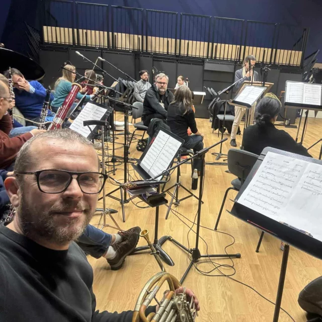 🤫Silence… on enregistre! 
Lundi dernier, pas de bruits de machines et pas de copeaux qui volent exceptionnellement pour moi! 😅 Non, c’est pupitres, micros, cor des Alpes et cor d’harmonie… 🎶Entouré de prestigieux musiciens d’un orchestre Lyonnais😜, de chanteurs talentueux et d’un maestro et compositeur passionné, pour l'enregistrement d' INSIDE, pièce pour 13 instruments et 4 voix, composée par @olimassot69  pendant le confinement lié au Covid en 2020 😷.
 🎧 Bientôt à l’écoute en ligne… à suivre !

#cordesalpes #cordharmonie #creation #musiquecontemporaine #orchestrenationaldelyon #auditoriumdeLyon #villedelyon #régionauvergnerhônealpes