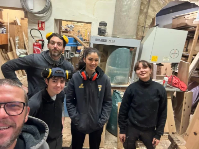 Cette semaine dans les ateliers Résonance Bois🪵…
C’était équipe de choc ⚡️ 
Avec beaucoup de bonne humeur et de sourires 😃 
Mais surtout le bonheur de partager et transmettre notre passion, notre métier d’Art, cette fois de 14 à 52 ans 😅.
Merci à Marjolaine, Camille et Yzza 🙏🏻
