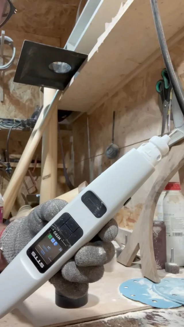 👉Être artisan en métier d’art, c’est savoir perpétuer des gestes ancestraux… mais c’est aussi savoir tirer parti des toutes dernières avancées technologiques !!!… 
🎯Une nouvelle fois résonance bois innove avec un traitement plasma de toutes les surfaces qui seront collées directement sur le bois… Pour une grande amélioration de la porosité des matières, un procédé initialement développé pour l’aéronautique et le domaine des prothèses.😉

#cordesalpes #alphorn #épicea #plasma #artisanatdart #artisanatfrançais #metiersdart #villedelyon #fabriquéàlyon #madeincroixrousse #ébéniste #créateur #resonancebois #circuitcourtlocal #villedelyon #régionauvergnerhônealpes #cmalyonrhone