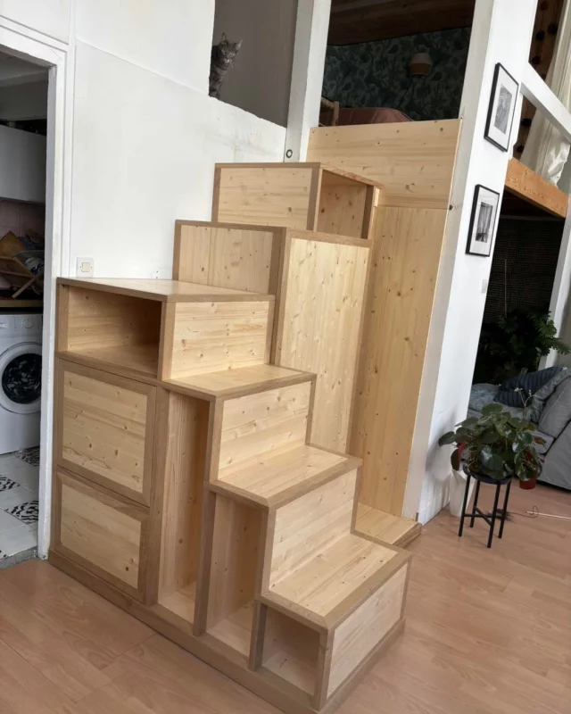 Conception, projections, fabrication… d’un meuble!? 🤔 … pardon, d’un escalier!? 🫣… enfin, vous choisirez , en sapin massif et emboîtures en chêne massif (plus sombre).
Encore de l’ultra sûr-mesure pour Résonance Bois 🤗