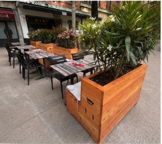 Retour du soleil ☀️ 
Et des terrasses🍹 
Petite collaboration avec nos amis et voisins Croix-Roussiens.
Des banquettes-jardinières en mélèze pour cette célèbre brasserie de notre plateau…😎
@soierie_lyon