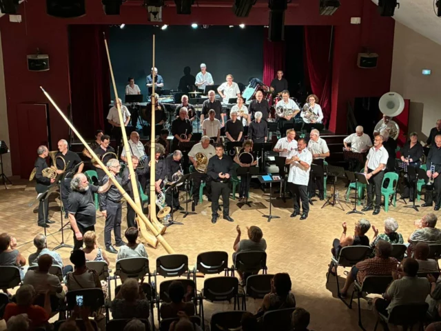 Encore une belle expérience musicale et humaine.
Cette fois en région Orléanaise, cours, petite conférence et concerts avec les professeurs de cors et BF.
🙏🏻 et bravo à l’ensemble des professeurs, des élèves cornistes du Loiret pour leur investissement.
À Benoît et David pour l’organisation et la passion fédératrice qui les anime.
À la mairie d’Ormes, à son directeur de l’école de musique et à l’association Loiret en Cor.
#loiretencor #davidharnois #tryphonfallou
#resonancebois