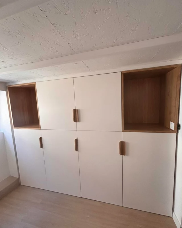 Élégance du chêne massif, sobriété des médiums laqués.
Jusqu’à la création des poignées en chêne.
De la conception… à la réalisation by Résonance Bois. 🤗
 #resonancebois #ultrasurmesure #agencement