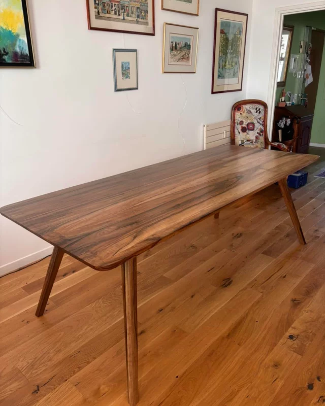 Presque les vacances pour notre équipe Résonance Bois…
Encore une belle réalisation avant un repos bien mérité 🤗
Une grande table en noyer massif, sourcé comme toujours dans notre belle région AURA.
#aura #creationsurmesure #resonancebois